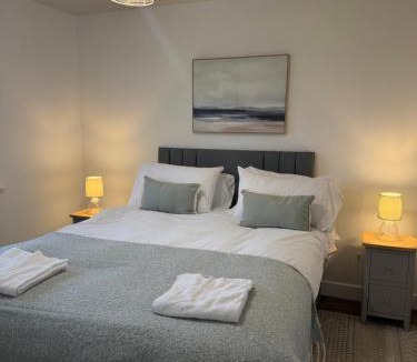 Rhoose Apartment | Contractor 4 Bed 3 Bath House Near Airport Parking Barry Island with Parking