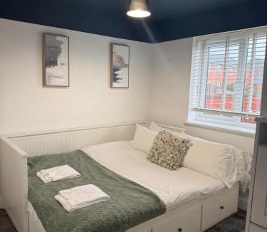 Rhoose Apartment | Contractor 4 Bed 3 Bath House Near Airport Parking Barry Island with Parking