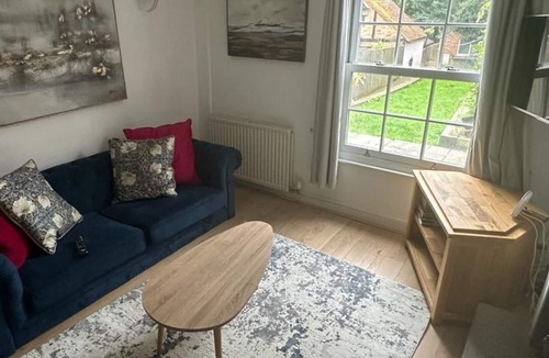Cookham Dean Cottage | Cookham Stunning Two Bedroom Cottage & Garden Office