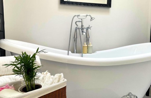 Waterford House | Cosy 2 Bed House 15-Min Walk to City