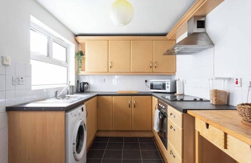 Ormeau House | Cosy 3-Bedroom Home by Ormeau Road | Cafés, Parks & City Close