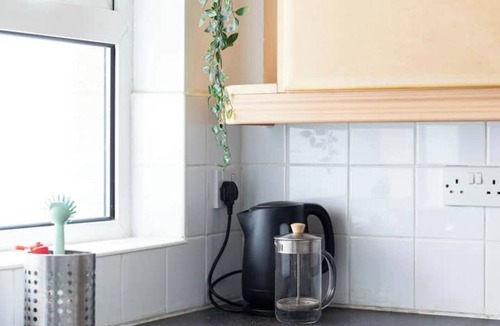 Ormeau House | Cosy 3-Bedroom Home by Ormeau Road | Cafés, Parks & City Close