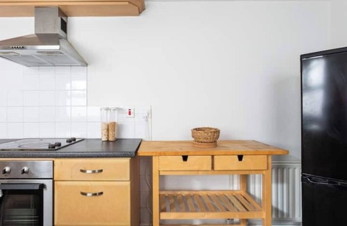 Ormeau House | Cosy 3-Bedroom Home by Ormeau Road | Cafés, Parks & City Close