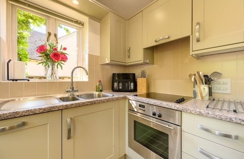 Cirencester House | Cosy cottage Family Fun Spa Pools Lakes Parking EV Dog