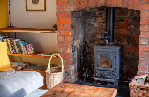 Charfield House | Cosy Cottage nr The Cotswolds Private Parking