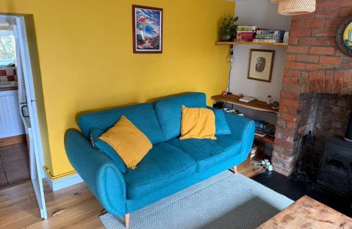 Charfield House | Cosy Cottage nr The Cotswolds Private Parking