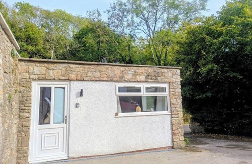 Walton-in-Gordano Apartment | Cosy getaway in the heart of the Gordano Valley. Pet friendly