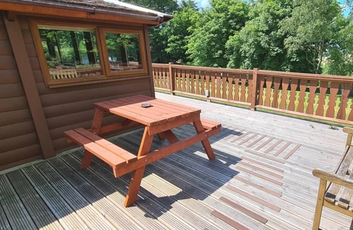 Bronaber Cabin | Cosy log cabin in Snowdonia, Family & dog friendly, Wifi, Parking. Sleeps 4.