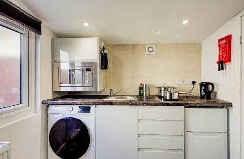 Little Holland Cabin | Cosy Luxury studio cabin centrally located in Crayford, Greater london.