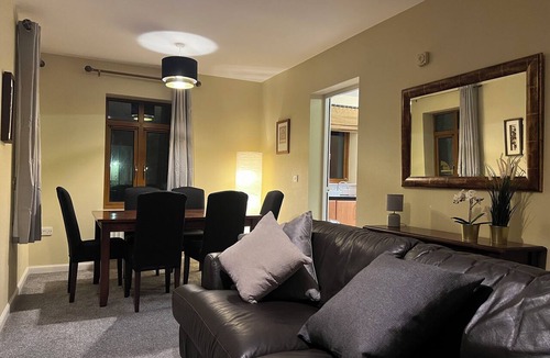 Queens Quarter Apartment | Cosy Malone - 2BR Apartment BT9 W/Balcony