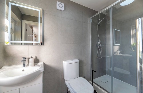 Epsom Apartment | Cosy modern studio - fast links to central London - Pass the Keys
