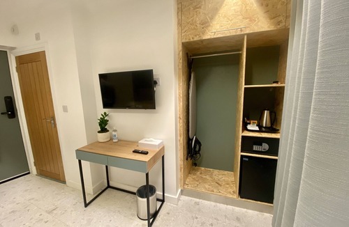 Winchester Apartment | Cosy Serviced Studio Pet Friendly