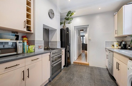 Penge and Cator House | Cosy tranquil 3 bed semi-detach house on quite leafy street