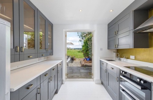 Pulborough Cottage | Courtyard Cottage, Pulborough - sleeps 5 guests in 3 bedrooms