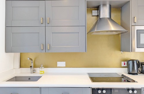 Pulborough Cottage | Courtyard Cottage, Pulborough - sleeps 5 guests in 3 bedrooms