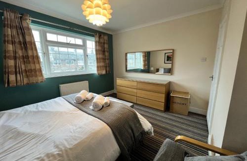 Abbey Wood Apartment | Cozy 3 Bedroom House, Greenwich, London