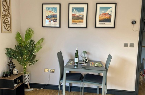 Abertillery Apartment | Cozy Haven For Two, Modern Annexe with a Mountain View