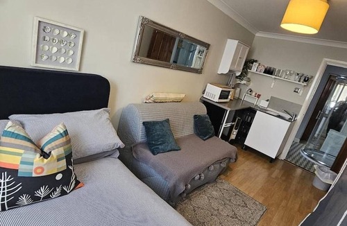 Rumney Apartment | Cozy Studio Retreat in Rumney
