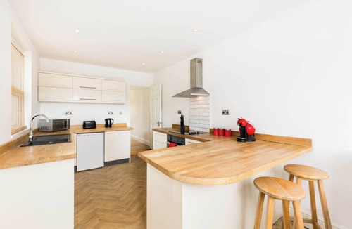 Cathays House | Crawshay House | Relax, Play & Stay | Summer Group