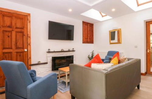 Tyn-y-Gongl House | Cromlech Cottage at Cromlech Manor Farm