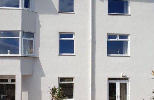 Trearddur Bay Apartment | Cwtch y Môr - NEW Outdoor Pool Spacious 3 bed, sea & mountain views