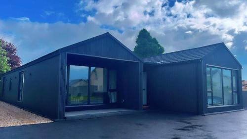 Cashel Villa | Deerpark 3 bed semi Sleeps 6 & Optional extra outdoor sauna