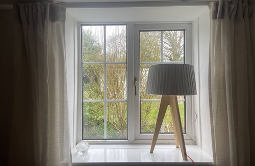 Claverham Apartment | Delightful 2 bed cottage near airport with Free Parking and Wi-fi