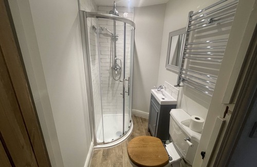 Claverham Apartment | Delightful 2 bed cottage near airport with Free Parking and Wi-fi