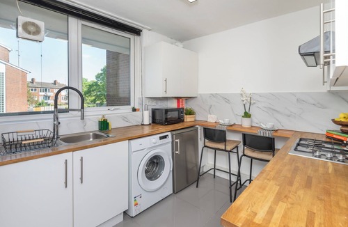 Tulse Hill Apartment | Delightful 3-Bedroom Apartment. Fast Transport Links. Quiet, Peaceful & Safe.