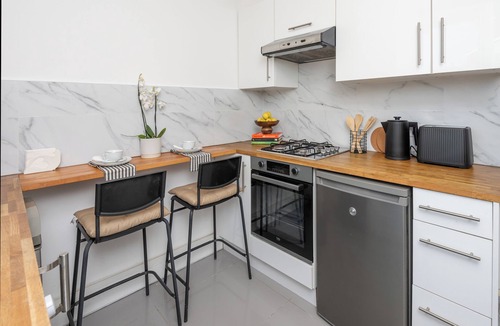 Tulse Hill Apartment | Delightful 3-Bedroom Apartment. Fast Transport Links. Quiet, Peaceful & Safe.