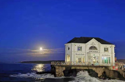 Portrush Apartment | Deluxe 2 bedroom apartment 100 metres from beach