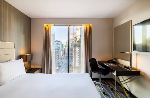 Portsoken Hotel | Deluxe Botolph Corner King at Hotel Saint—Near Somerset House and Tower Bridge