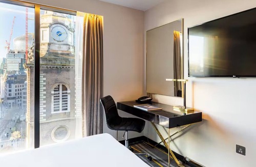 Portsoken Hotel | Deluxe Botolph Corner King at Hotel Saint—Near Somerset House and Tower Bridge