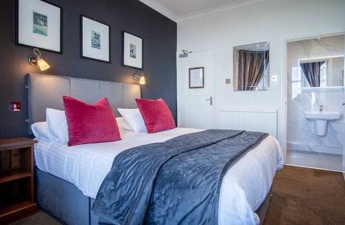 Scarborough House | Deluxe King Ensuite with Sea View at The Helaina