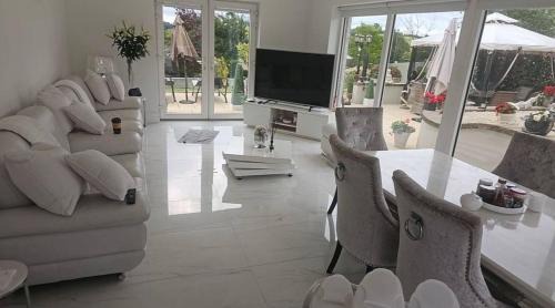 Emyvale House | Dernvale House - Double room sleeps 3