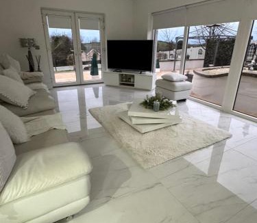 Emyvale House | Dernvale House - Double room sleeps 3