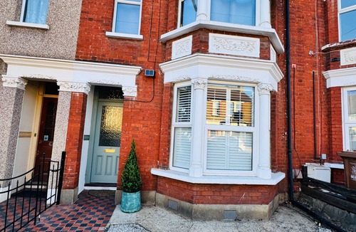 Christchurch Apartment | Designer 2 Bedroom Apartment in London with Garden