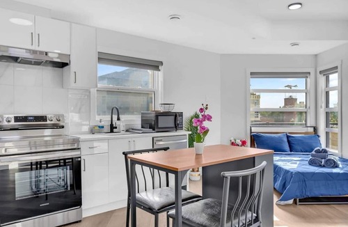 Crescent Heights House | Designer Studio with City view