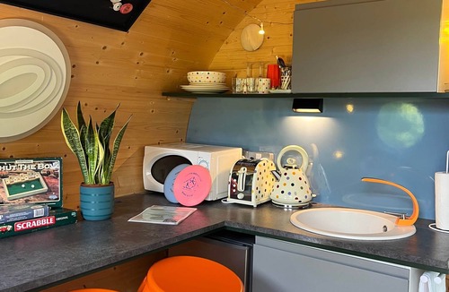 Rickmansworth Cabin | Dinky Disc - Cosy Hot Tub Escape