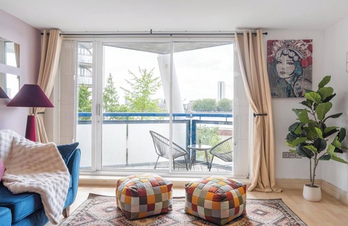 Island Gardens Apartment | Direct Thames River View Apartment with Balcony Suit Family of 4