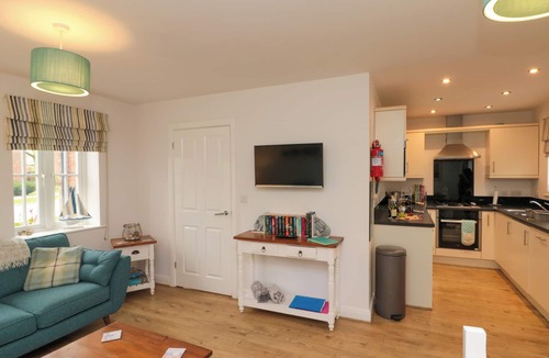 Hunmanby Cottage | DOTTY'S SUNSHINE COTTAGE, pet friendly, with pool in Filey