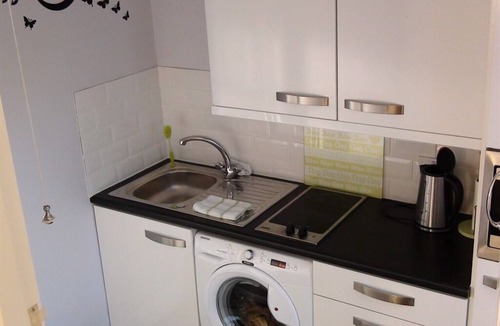 Park Apartment | Double-Ensuite- 2 Split Level Sofa Myfanwy Studio