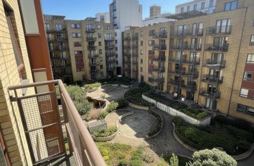 North Wall Apartment | Dublin City- Modern Apart-Sleeps 2