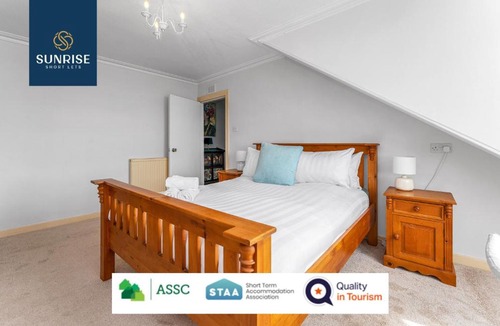 Dundee Apartment | DUPLEX - 5 Bed Rooms, Amazing Views, Fully Equipped, Free Parking, WiFi, FAVOURITE for Groups & Businesses, Food, Bars, Shops, Library, River Views, by SUNRISE LONG LETS and SERVICED ACCOMMODATION DUNDEE