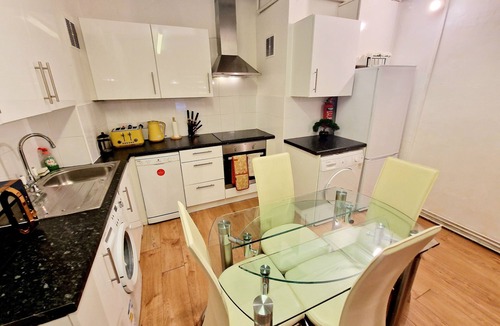 Kings Cross St. Pancras Apartment | Duplex Home with 3 bedrooms and Back Patio, near King's Cross Station