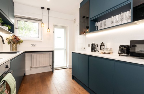 Charlton Apartment | Elegant 2BR Home | C. London Links | Own Entrance