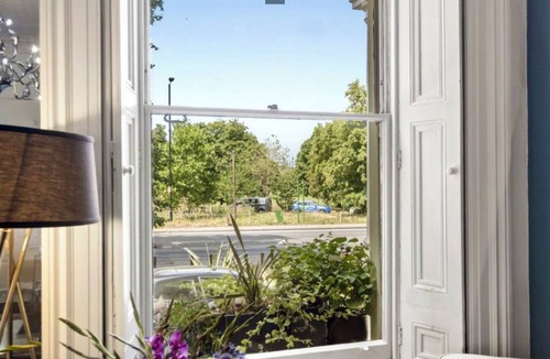 Clapham Apartment | Elegant 3 Bed/Br period Home +Private Garden & Cabin Zone 2 London next to park
