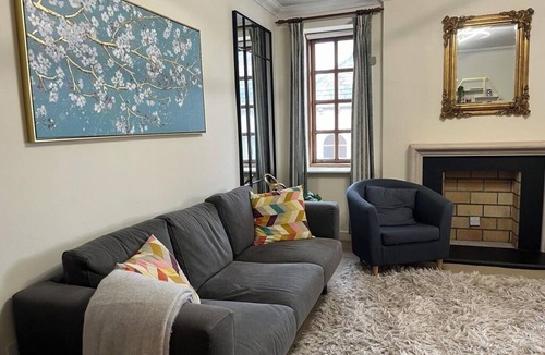 Stillorgan Apartment | Elegant and tranquil apartment in prime location. Beautiful landscaped gardens!