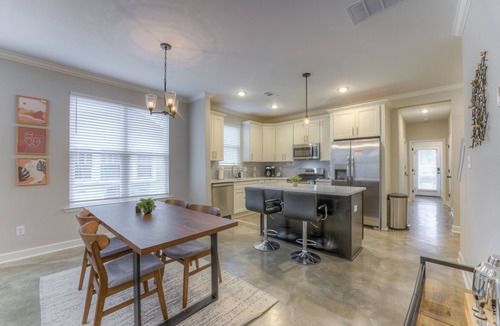 Crosstown House | Entire Cozy Duplex Ideal for Families & Groups