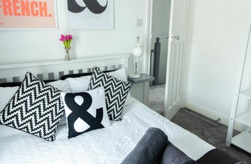 Belfast House | Entire family home , large rear garden, free parking, fast WI-FI